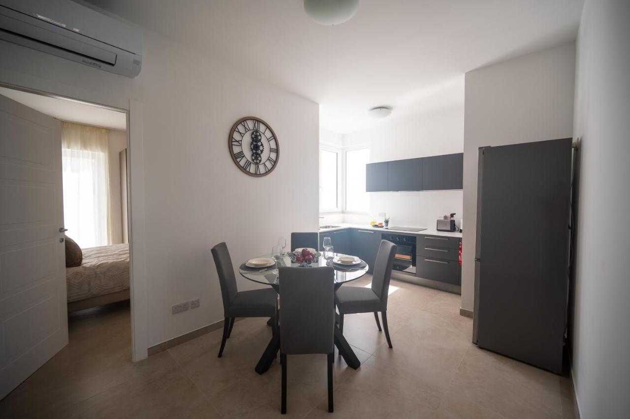 The Address Seafront Suites With Hot Tub Pieta Exterior photo